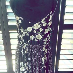 Torrid maxi dress w/lace inlets & floral pattern
